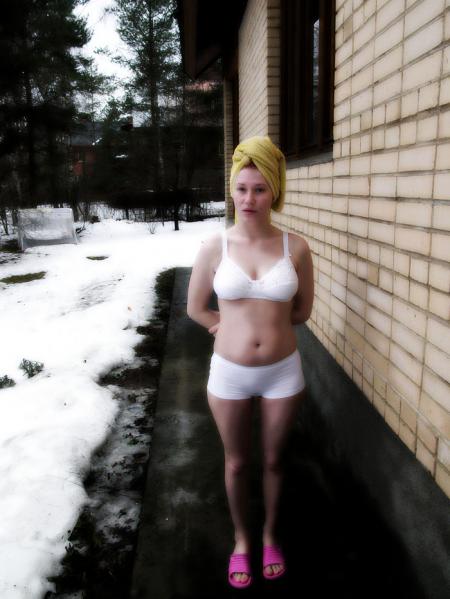 Соседка блондинка ходит голая по двору