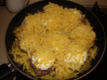 Гнёзда из макароны на сковородке