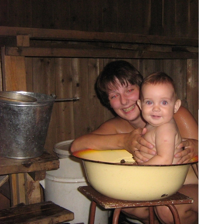 С сестрой и мамой в бане