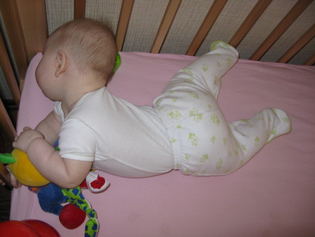 Малыши 4 месяца форум. Позы для сна новорожденного. Поза для сна ребенка в 2 месяца. Позы сна у детей до года. Поза спящего ребенка в 7 месяцев.