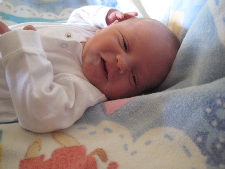 1 месяц ребёнку поздравляе. маленький ребёнок 1 мсяц. 1 месячный ребенок. ровно 1 месяца. ровно 1 месяца.