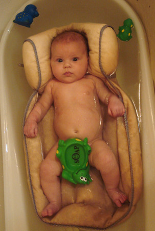Купание новорожденного форум. Ванна для купания новорожденных с горкой. Матрасик для купания новорожденных в ванной. Ванночка для ребенка в душевую кабину. Матрасик для купания малыша в большой ванной.