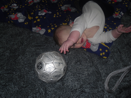 упражнение с мячом для де. сачки водяные детские. девочка достала мяч из-под стола. рисунок футбол ученик и тренер. насос и мяч для детей.