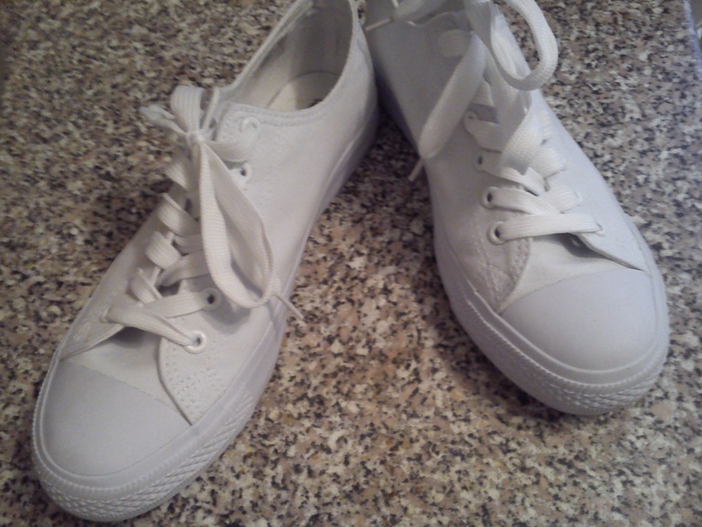 Нужны идеи что сделать с белыми кедами