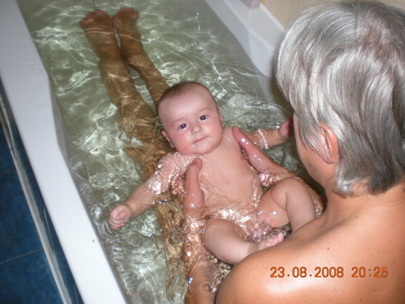 Дочка мылась в душе. Папа купается. Девочка купается с папой. Дочка купается с папой. Дочурка купается в ванной.