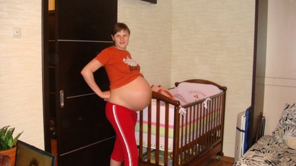 Вторая беременность 39 недель. Женщины беременные двойней. Живот беременной двойней.