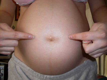 Беременность 29 недель тянет живот. Живот на 29 неделе беременности. Торчащий пупок при беременности. Живот беременной пупок.