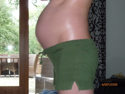 Маленький живот у беременной. Живот на 30 неделе беременности. Беременный живот 30 недель. 30 Недель беременности маленький животик. Беременность маленький живот.