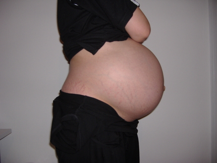 32 неделя беременности мало. Живот на 32 неделе. 32 Неделя фото животиков. Живот на 32 неделе беременности фото. Живот на 32 неделе беременности мальчик.
