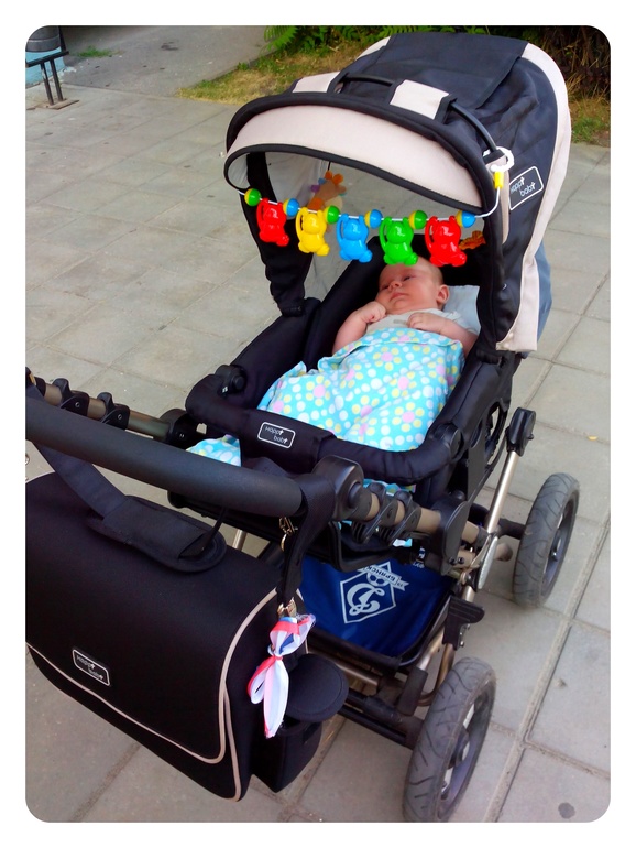 Со скольки месяцев можно прогулочную коляску. Грудничок в прогулочной коляске. Летние коляски для детей от 1 года. Коляска с 4 месяцев. Коляска для новорожденных мальчиков летняя.