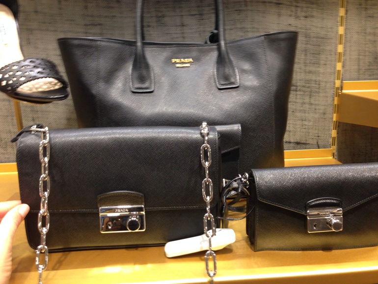 Prada!!! Супер - сумочка!!! 18000 руб !